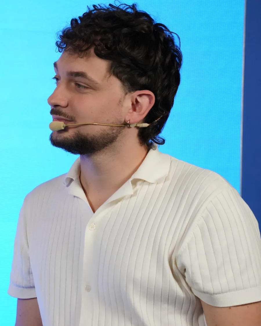 Raffaele Bottone con il microfono ad archetto durante un evento
