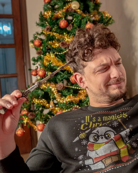 Raffaele Bottone a Natale con una bacchetta magica e il maglione di Harry Potter