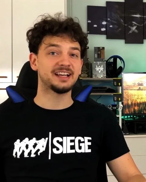 Raffaele Bottone alla sua prima postazione, con la maglietta di Rainbow Six Siege
