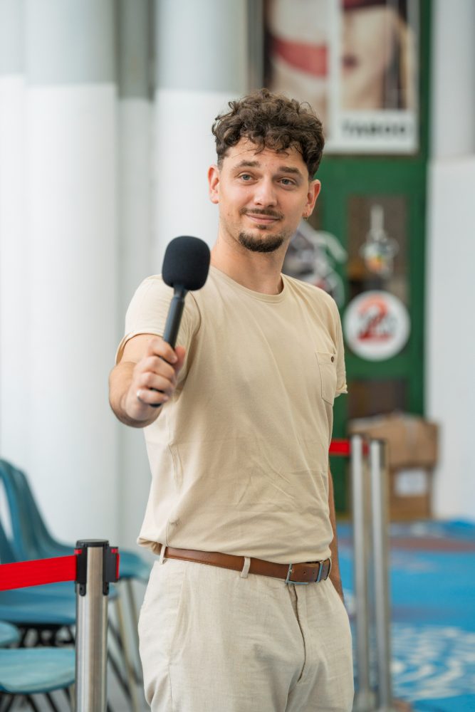 Raffaele Bottone porge il microfono verso chi guarda
