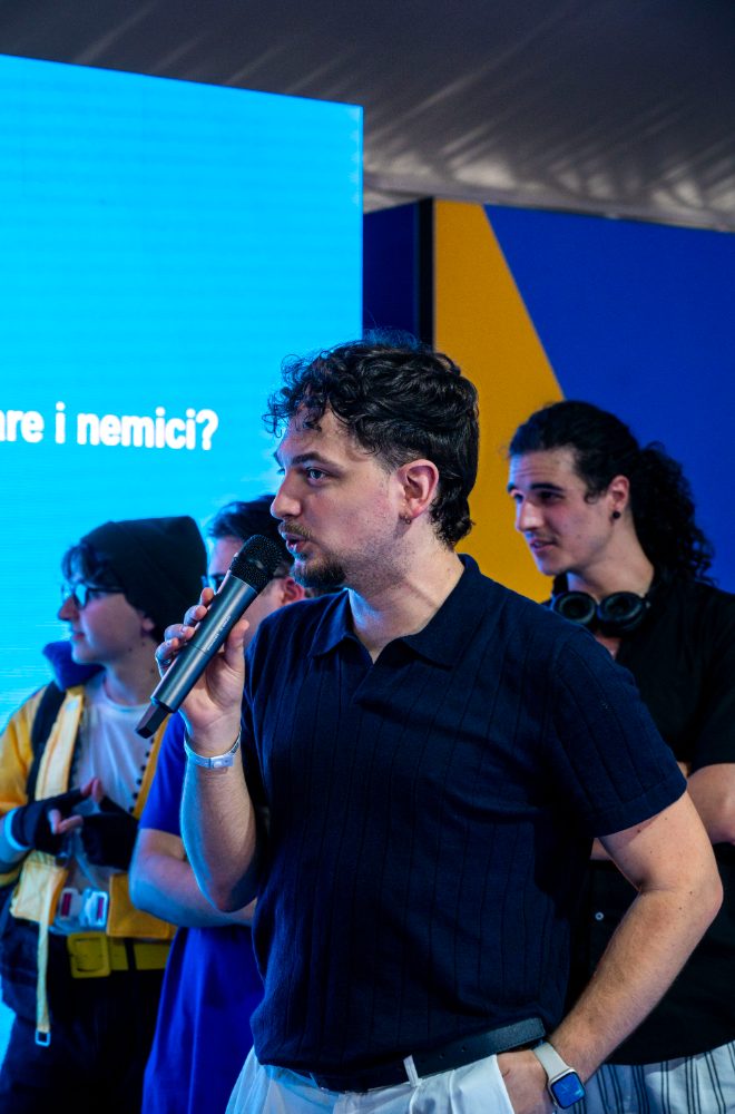 Raffaele Bottone parla al microfono sul palco di un evento