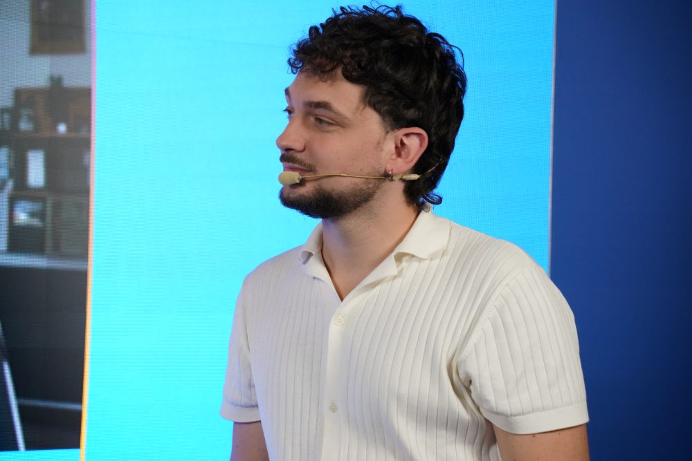 Raffaele Bottone di profilo con il microfono ad archetto