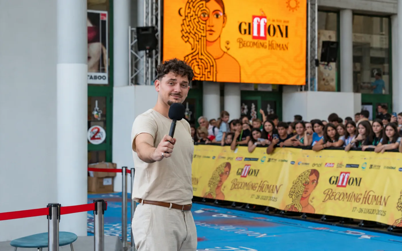 Raf intervista attori e pubblico sul blue carpet del Giffoni Film Festival