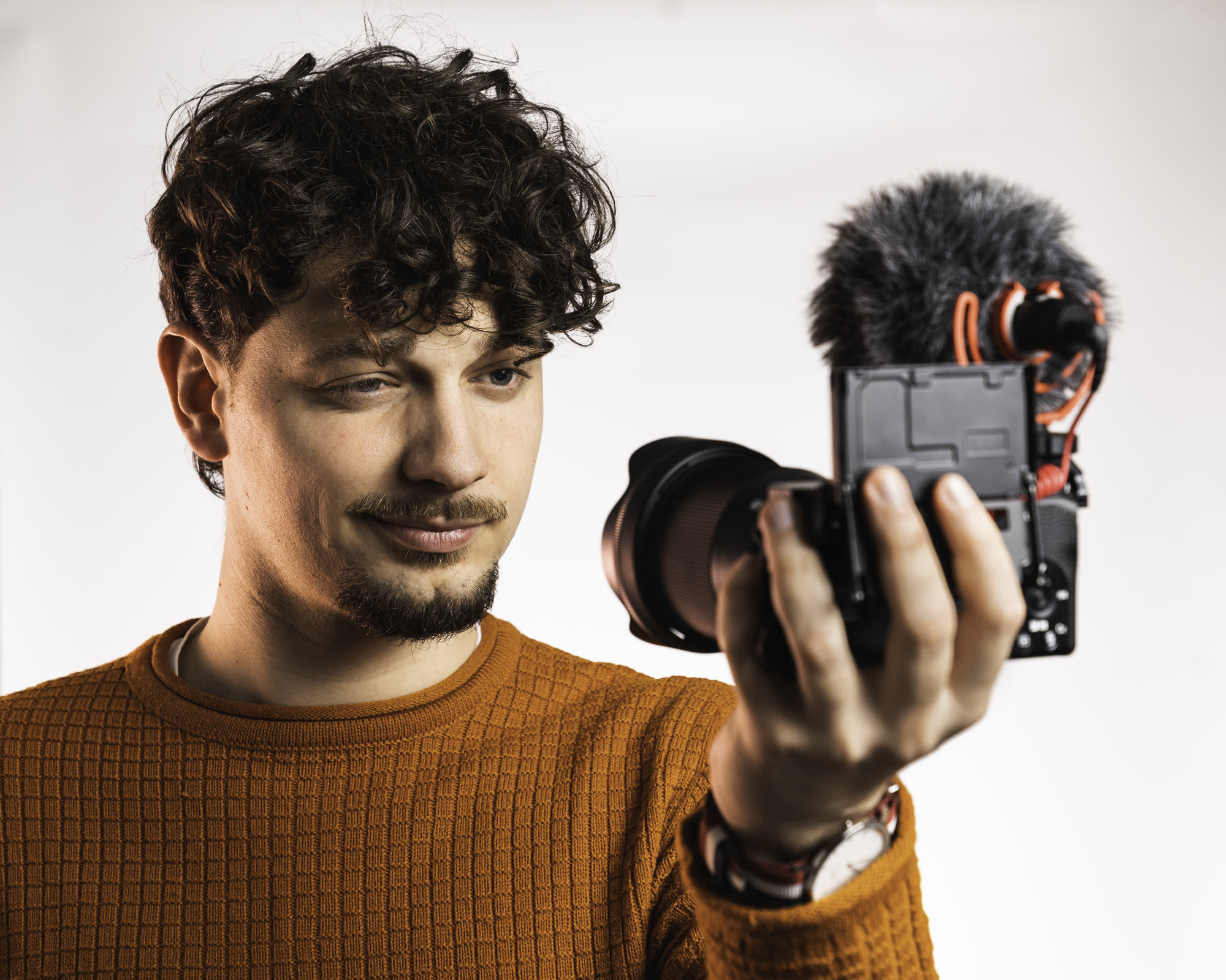 Raffaele Bottone, detto Raf, riprende con una fotocamera